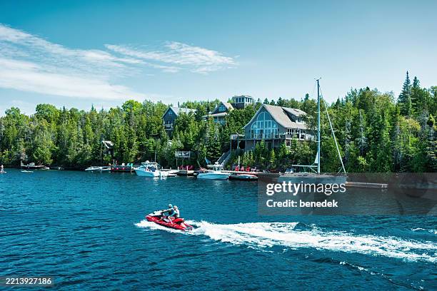 ontario canadá motos acuáticas - casita de campo fotografías e imágenes de stock