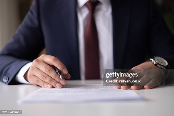 firma del documento ufficiale - notaio foto e immagini stock