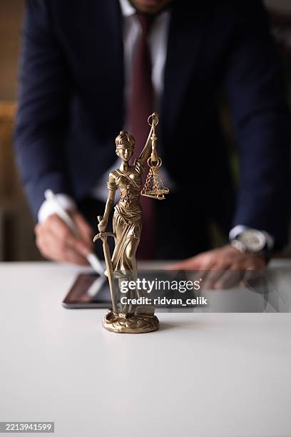 tablet digitale giudice o avvocato consulente legale che esamina e firma documenti legali. - notaio foto e immagini stock