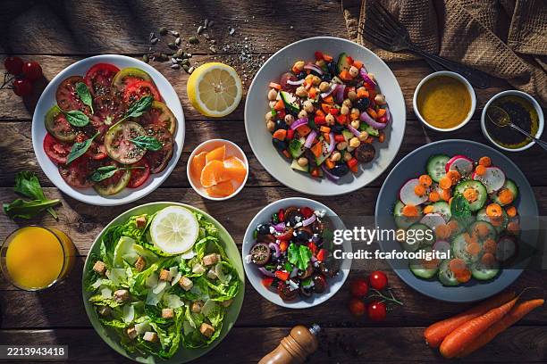 gesund essen und diäten: salatteller von oben auf rustikalem holztisch geschossen - griechische küche stock-fotos und bilder