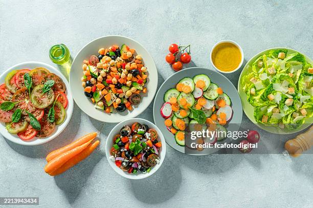 frische und gesunde salatteller von oben geschossen - salatdressing stock-fotos und bilder