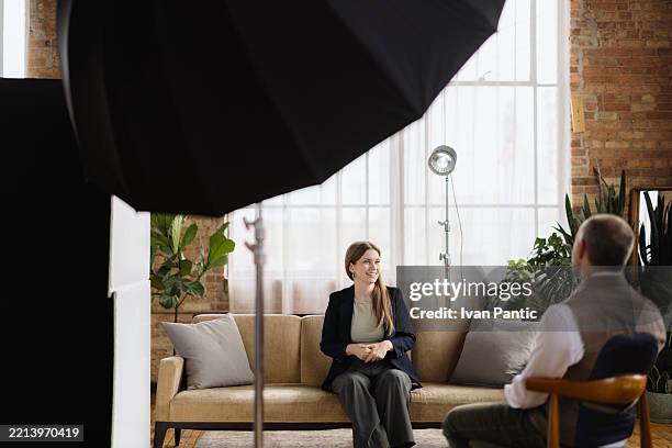 imprenditrice intervistata da un giornalista in un loft studio - intervista-giornalistica foto e immagini stock