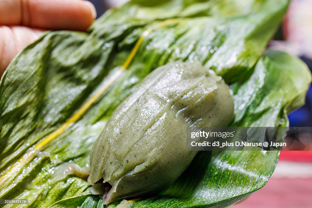Kusamochi is a specialty of Niigata.
It is a rice cake to which mugwort has been added, filled with red bean paste.
It is sold wrapped in bamboo grass.