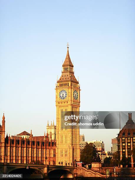 big ben - london - klokkentoren-met-wijzerplaat stockfoto's en -beelden