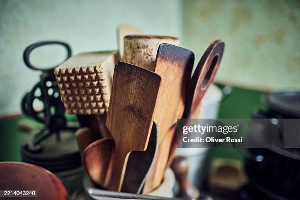assortment of utensils in a historical kitchen - ustensile photos et images de collection
