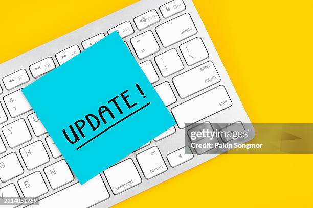 sticky note on keyboard with text update on yellow background. - datenschutz grundverordnung stock-fotos und bilder