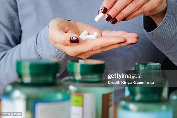 taking supplements - aminoácido fotografías e imágenes de stock