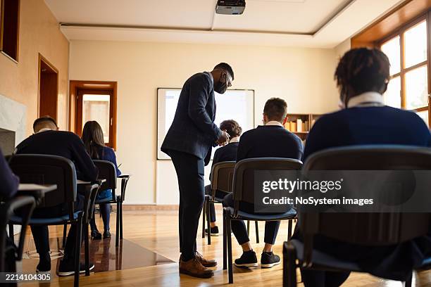 modern classroom instruction - tutorial stock pictures, royalty-free photos & images