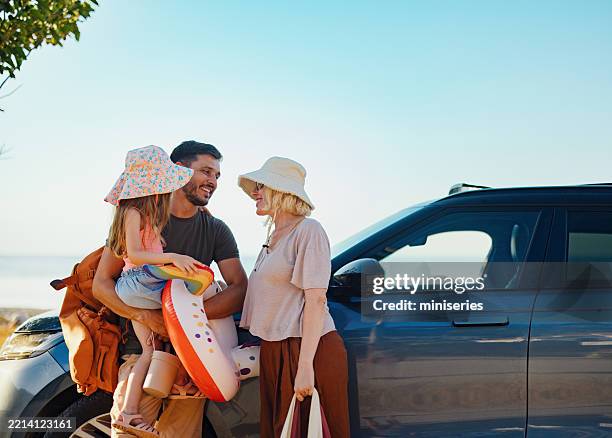 familia feliz que se prepara para unas vacaciones de verano en una carretera junto a la playa - viaje por carretera fotografías e imágenes de stock