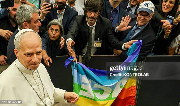 Pope Leo XIV walks and shakes hands at the end of a special..., Fotografía de noticias