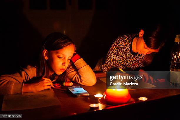 children draw during a power outage - apagão imagens e fotografias de stock