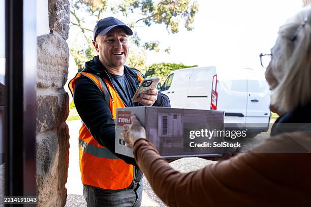 handing over package to customer - home delivery stock pictures, royalty-free photos & images