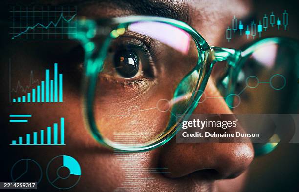 mujer enfocada en el análisis de datos con gráficos modernos - tabla medios visuales fotografías e imágenes de stock