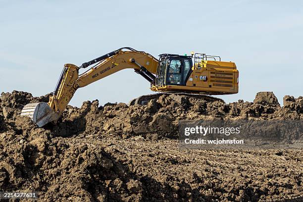 excavadora hidráulica operando en proyecto de movimiento de tierras - pala-parte-de-un-vehículo fotografías e imágenes de stock
