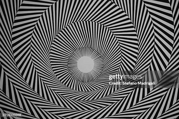 spiral pattern that wraps around itself - gezichtsbedrog stockfoto's en -beelden