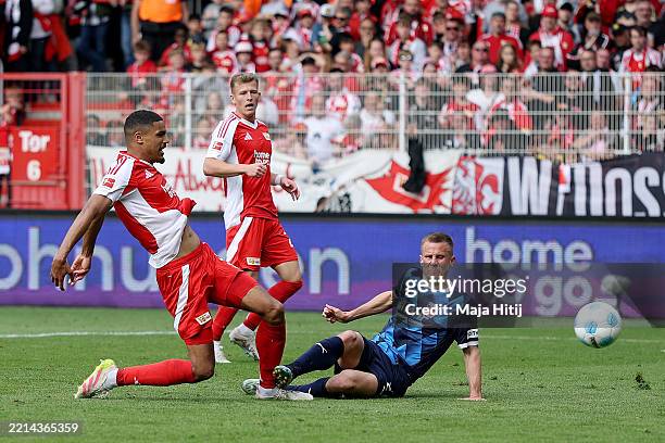 Adrian Beck of 1.FC Heidenheim 1846 scores his team's third goal during the Bundesliga match between 1. FC Union Berlin and 1. FC Heidenheim 1846 at...