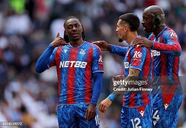 Eberechi Eze of Crystal Palace celebrates scoring his team's first goal with teammates Daniel Munoz and Jean-Philippe Mateta during the Premier...
