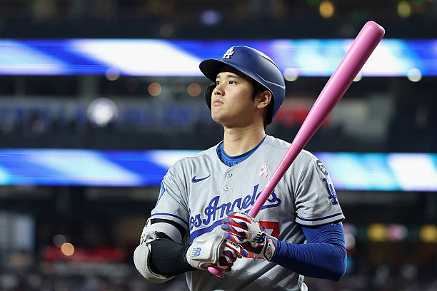 Shohei Ohtani of the Los Angeles Dodgers warms up on deck during the first inning of the MLB game against the Arizona Diamondbacks at Chase Field on...