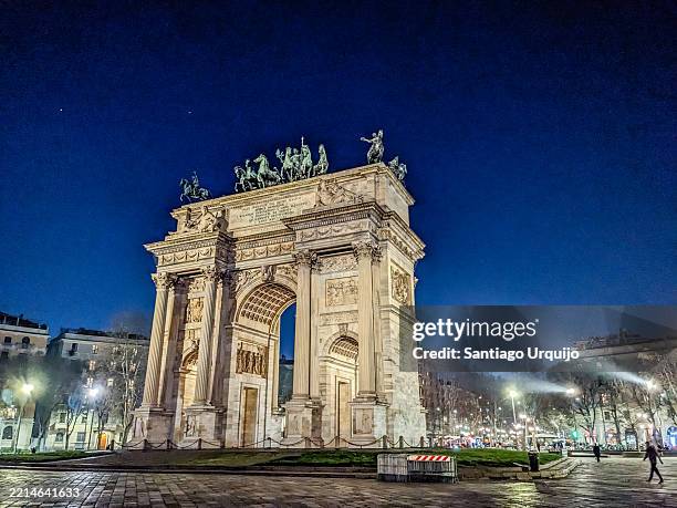 porta sempione city gate in milan - porta da cidade imagens e fotografias de stock