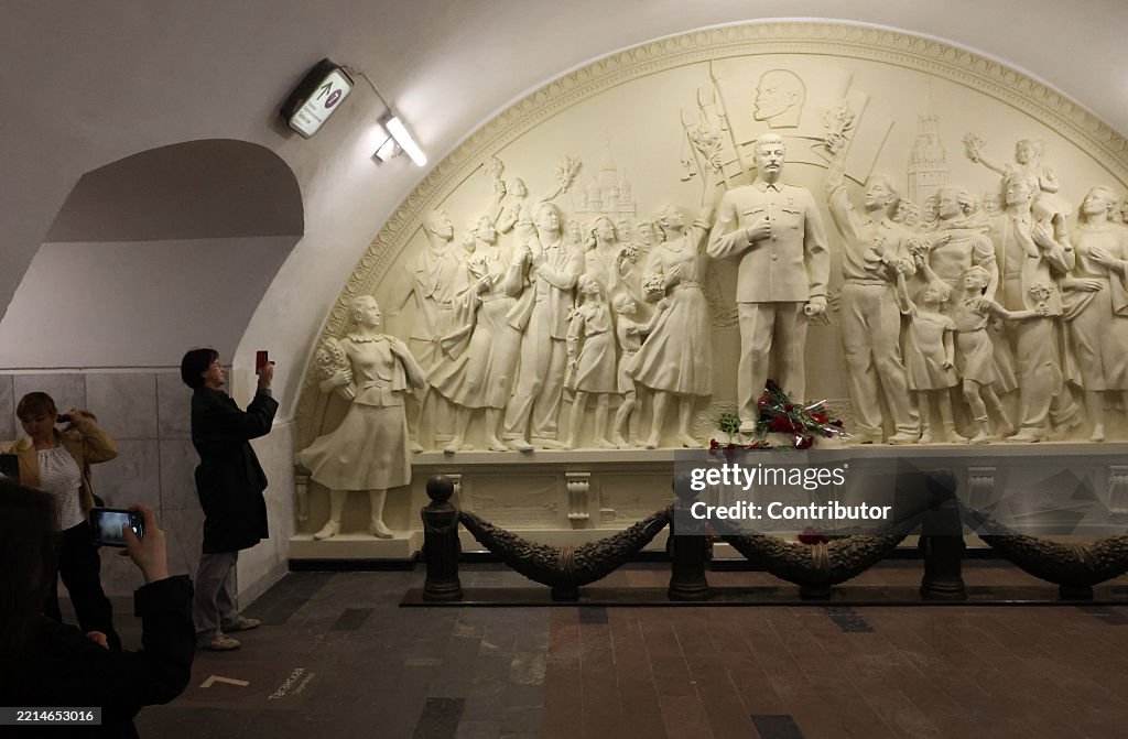 Stalin Monument Replica Installed In Moscow Metro