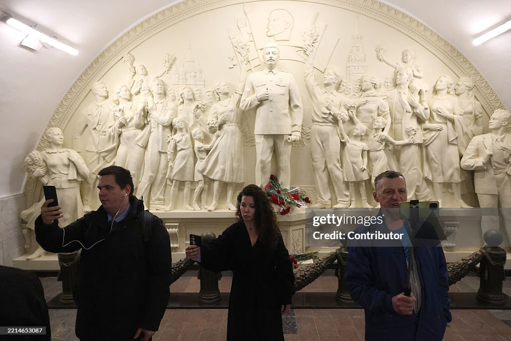 Stalin Monument Replica Installed In Moscow Metro