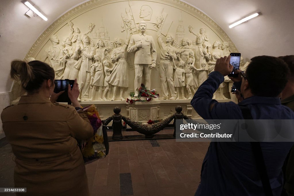 Stalin Monument Replica Installed In Moscow Metro