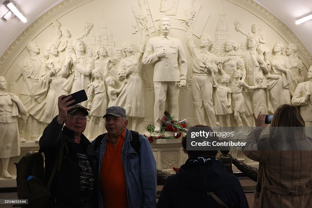 Stalin Monument Replica Installed In Moscow Metro