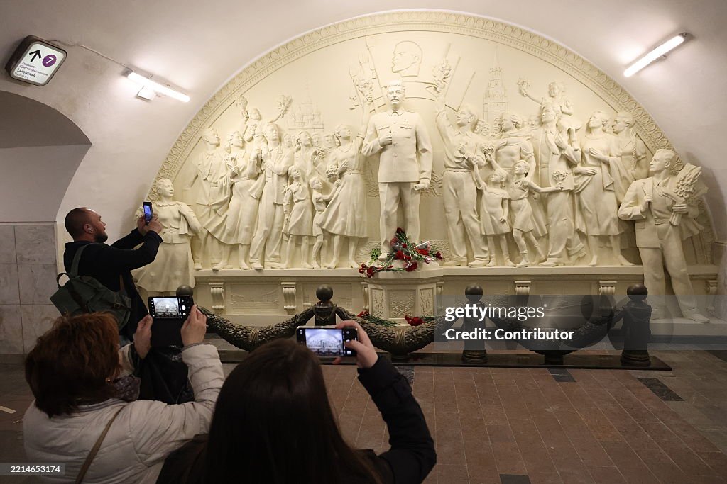 Stalin Monument Replica Installed In Moscow Metro