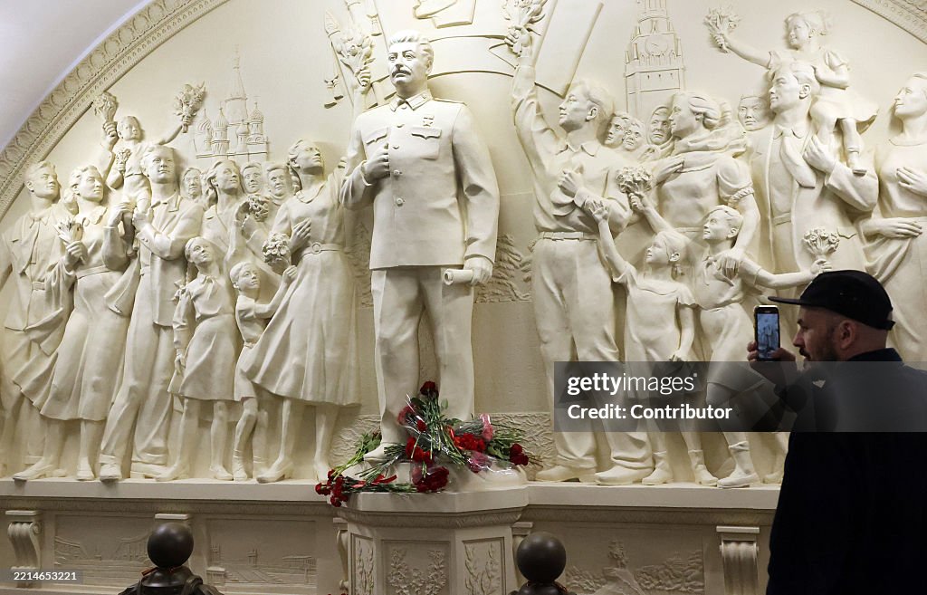 Stalin Monument Replica Installed In Moscow Metro