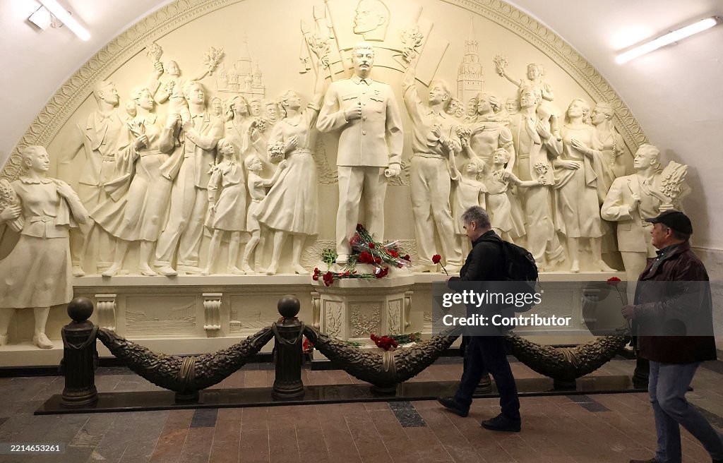 Stalin Monument Replica Installed In Moscow Metro