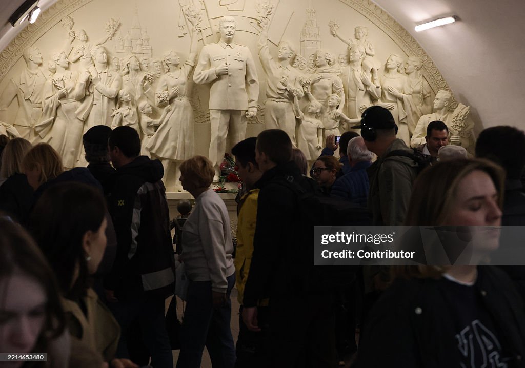 Stalin Monument Replica Installed In Moscow Metro