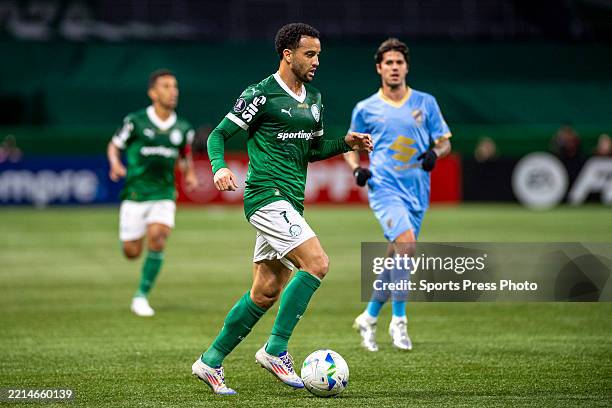 Felipe Anderson of Palmeiras controls the ball during a Copa CONMEBOL Libertadores match between Palmeiras and Bolivar at Allianz Parque on May 15,...