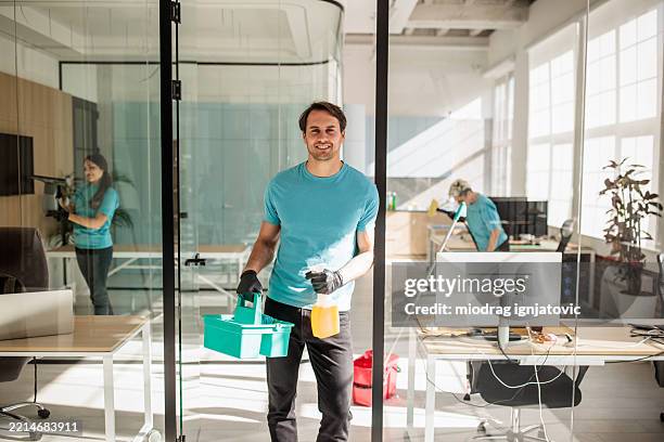 büroreinigungspersonal im einsatz - desinfizierung stock-fotos und bilder