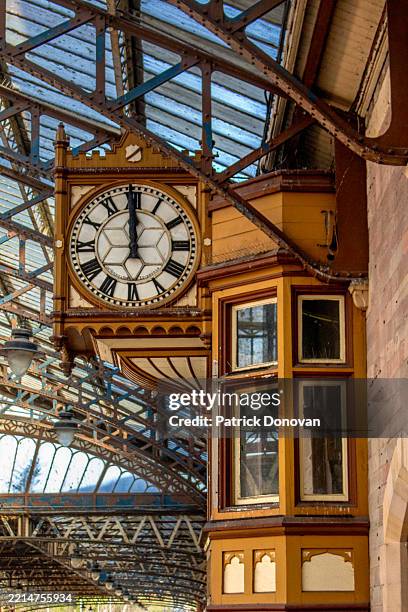 clock at railway station, perth, scotland - perth escócia imagens e fotografias de stock