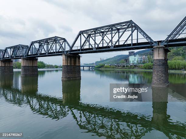 railway bridge over the river - puente de ferrocarril fotografías e imágenes de stock