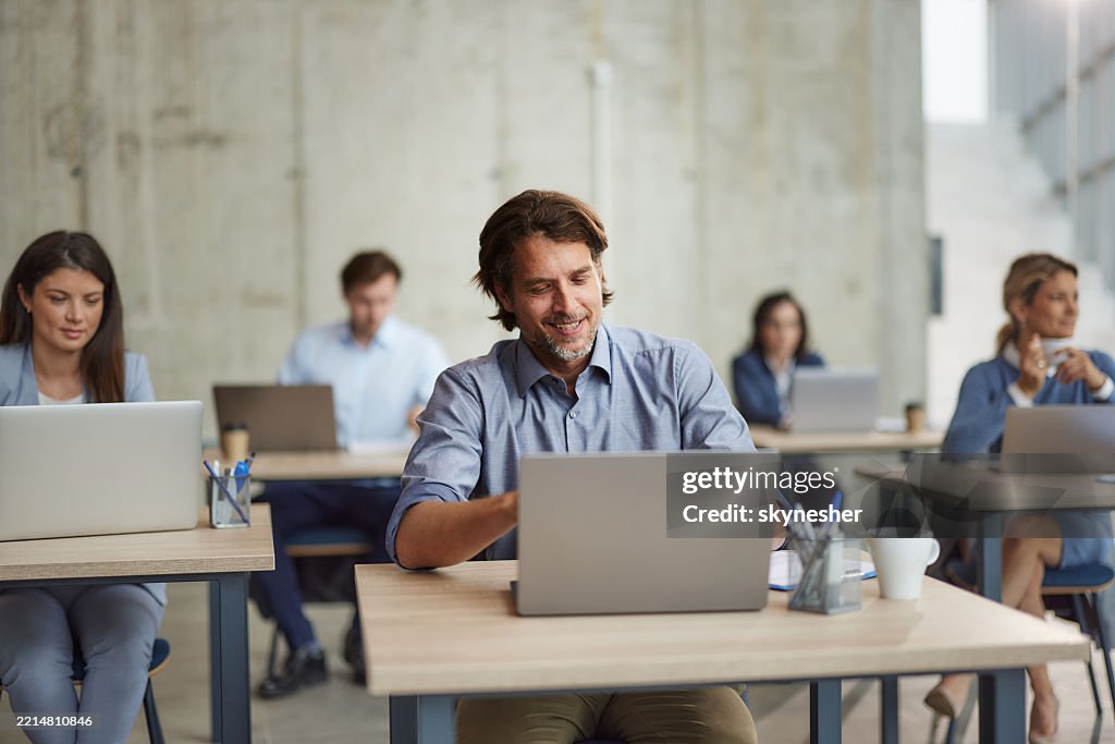 Arbeiten am Computer in der Unternehmenszentrale!