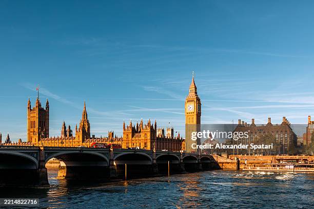 london skyline with big ben, palace of westminster and thames river on a sunny day, england, uk - casas del parlamento westminster fotografías e imágenes de stock