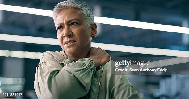 fitnessstudio, schulterschmerzen und reife frau mit fitness, verletzung und sportlerin mit orthopädischen problemen oder fibromyalgie-notfall. person, muskelverspannungen oder medizinische arthritis mit training oder training im fitnessstudio - arm um schulter stock-fotos und bilder