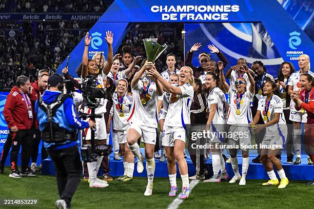 Lindsey Horan of Olympique Lyon rises the Premiere Ligue winners trophy with her teammates after winning PSG during the Arkema Premiere Ligue...