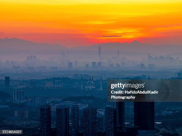 kuala lumpur sunrise: golden haze over an awakening metropolis - ambiente atmosférico fotografías e imágenes de stock