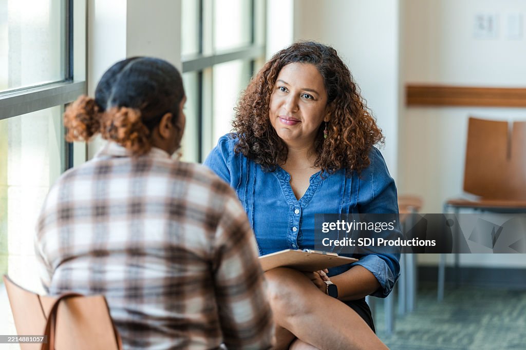 カウンセリングセッション中に患者の話を聞くメンタルヘルスの専門家