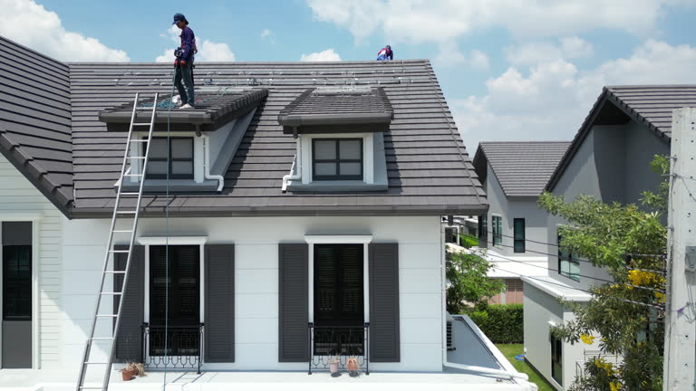 https://media.gettyimages.com/id/2214909789/video/a-professional-technician-organizes-the-wiring-of-the-solar-panel-system-neatly-across-the.jpg?b=1&s=640x640&k=20&c=q4Oqt0304rBHKMQfHhjEopeSeFDS-PZxhnhNrch33gc=