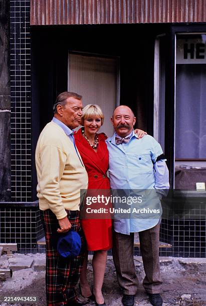 Europa, abends, deutscher Fernsehfilm von 1989, Eddie Constantine, Susanne Beck und Heinz Schubert beim Fototermin am Drehort.