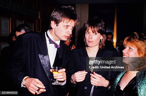 Goldene Kamera 1980, Verleihung am 19. Februar 1981 in Berlin, Gäste bei der Verleihung und anschliessenden Feier: Moderator Günther Jauch mit...