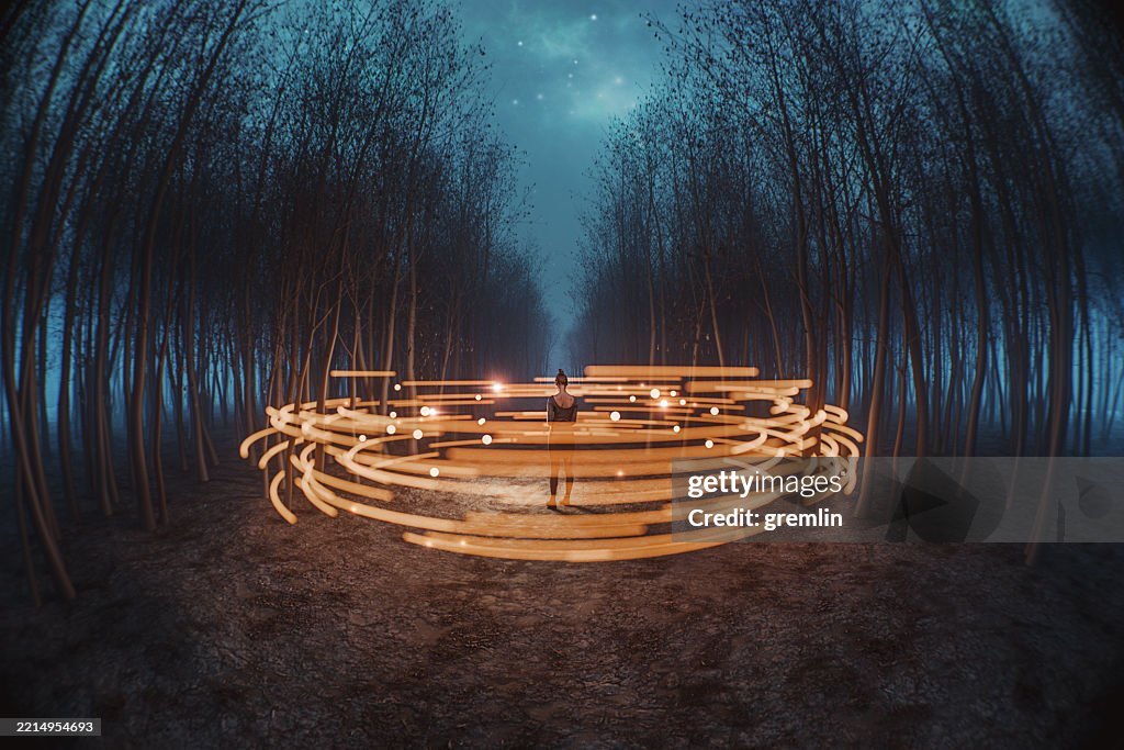 Mujer joven de pie en el bosque misterioso por la noche