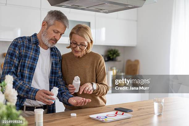 healthcare professional discussing medication with a man - colesterol imagens e fotografias de stock