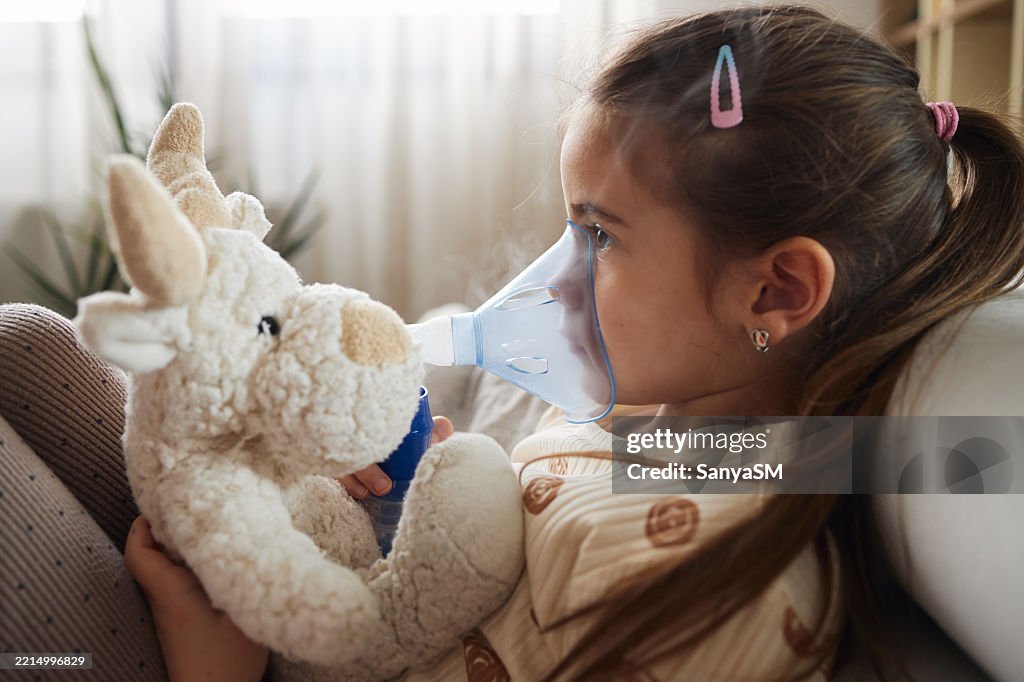 Menina usando nebulizador durante a terapia de inalação