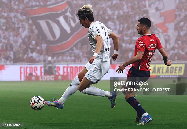 Reims' Japanese forward Junya Ito fights for the ball with Lille's French midfielder Remy Cabella during the French L1 football match between Lille...
