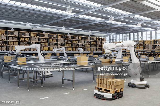 auslieferungslager mit fahrerlosen transportfahrzeugen und robotern, die auf förderband arbeiten - autonome technologie stock-fotos und bilder