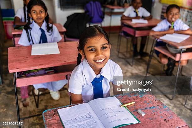 crianças da escola do sri lanka em sala de aula - cultura cingalesa - fotografias e filmes do acervo